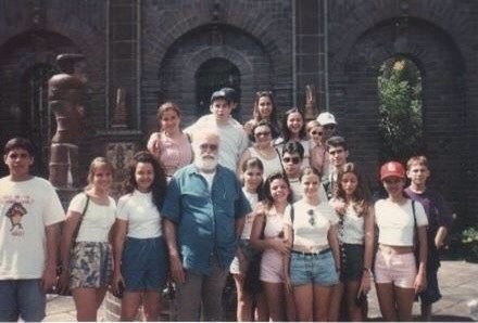 O mestre e seus jovens visitantes, em 1996. Este que vos escreve está na extrema esquerda da foto/Foto: Arquivo pessoal O mestre e seus jovens visitantes, em 1996. Este que vos escreve está na extrema esquerda da foto/Foto: Arquivo pessoal