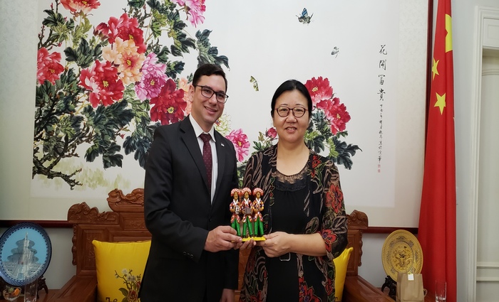 Alberes Lopes e a Cônsul Geral da China no Recife, Yan Yuqing, se encontraram.