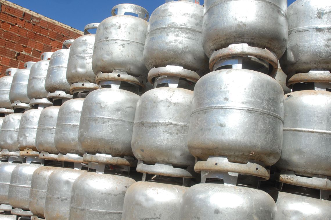 Este é o terceiro aumento seguido no preço do gás para botijões de 13 quilos/Foto: Marcello Casal/Agência Brasil