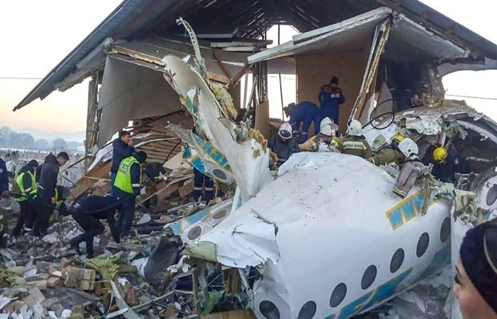 Aeronave caiu 17 minutos após a decolagem/Foto: Kazakhstan's emergencies committee/AFP Aeronave caiu 17 minutos após a decolagem/Foto: Kazakhstan's emergencies committee/AFP