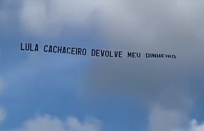 Mensagem 'Lula cachaceiro, devolve meu dinheiro' rodou o céu de Santa Catarina levada por avião./Foto: Reprodução/Twitter Mensagem 'Lula cachaceiro, devolve meu dinheiro' rodou o céu de Santa Catarina levada por avião./Foto: Reprodução/Twitter