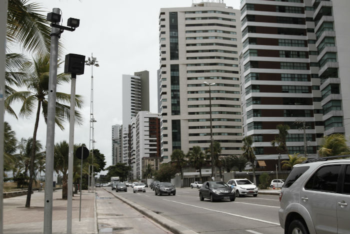 &Agrave;s 21h desta ter&ccedil;a, a circula&ccedil;&atilde;o na Avenida Boa Viagem passar&aacute; a ser proibida a partir da Rua Bar&atilde;o de Souza Le&atilde;o./Foto: Blenda Souto Maior/Arquivo DP