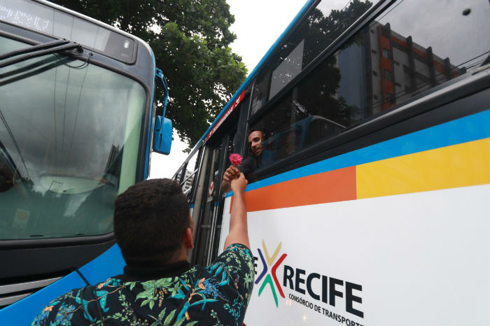 Participantes entregaram flores a passageiros de ônibus na Avenida Rosa e Silva.