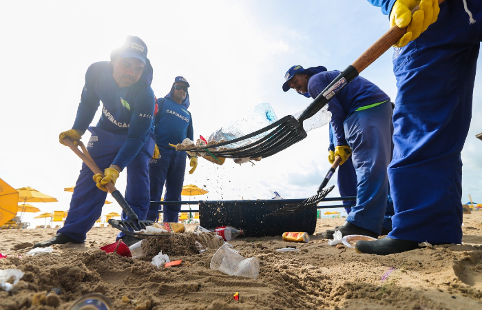 Para cavucar a areia, é preciso usar um equipamento de ferro chamado de leque. A vassoura não funciona.
