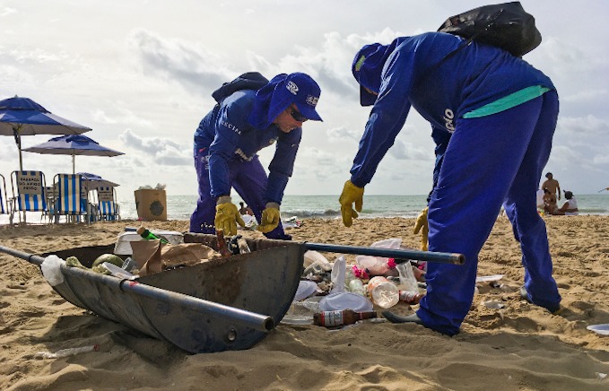 Equipes de limpeza trabalham na praia desde as 4h30 deste 1º de janeiro.