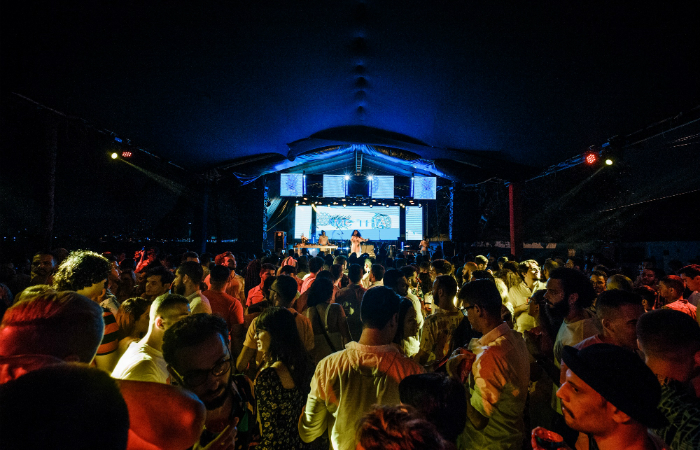 MC Tha abriu a festa. 