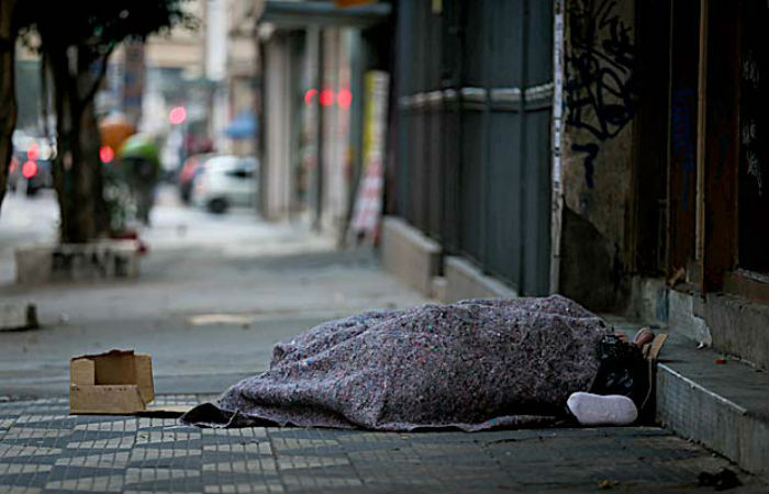 A polícia investiga se criminosos atearam fogo sobre seu corpo, a hipótese mais provável, ou se foi um fogo acidental./Foto: Zanone Fraissat/Folhapress A polícia investiga se criminosos atearam fogo sobre seu corpo, a hipótese mais provável, ou se foi um fogo acidental./Foto: Zanone Fraissat/Folhapress