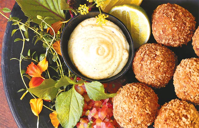 O Croquete de cupim com aioli da casa e vinagrete do Arvo Restaurante/Peu Hatz