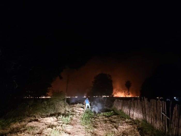 Moradores do Condomínio Torquato Castro 1 temem que o fogo atinja um gasoduto da Petrobras que passa pelo residencial./Foto: Alice de Souza/DP Moradores do Condomínio Torquato Castro 1 temem que o fogo atinja um gasoduto da Petrobras que passa pelo residencial./Foto: Alice de Souza/DP