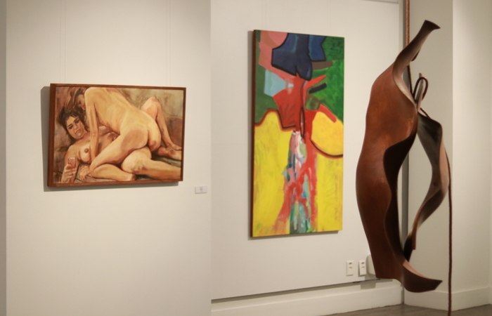 Na foto, as telas de Fefa Lins e Luciano Pinheiro ao lado da escultura vertical de Marcelo Silveira.