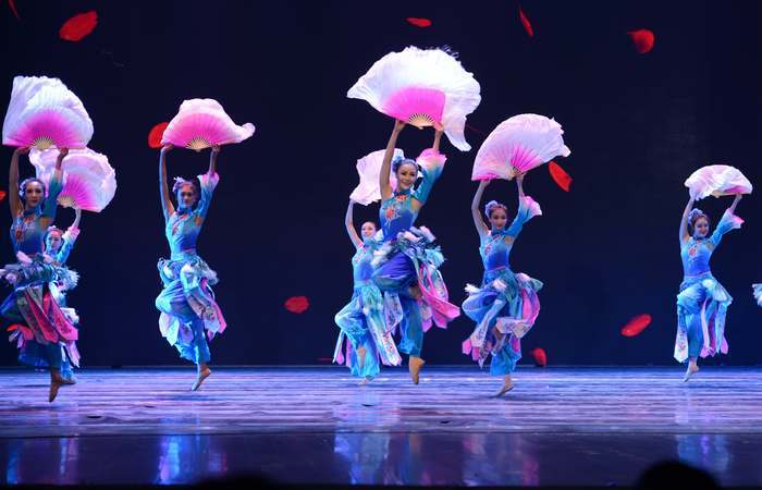 A performance conta com 25 artistas chineses.