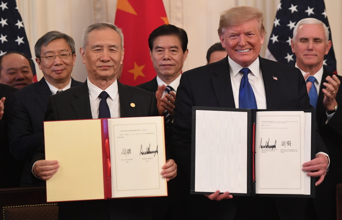 Vice-premier chinês, Liu He, e o presidente dos EUA, Donald Trump, assinaram o acordo./FOTO: SAUL LOEB / AFP Vice-premier chinês, Liu He, e o presidente dos EUA, Donald Trump, assinaram o acordo./FOTO: SAUL LOEB / AFP
