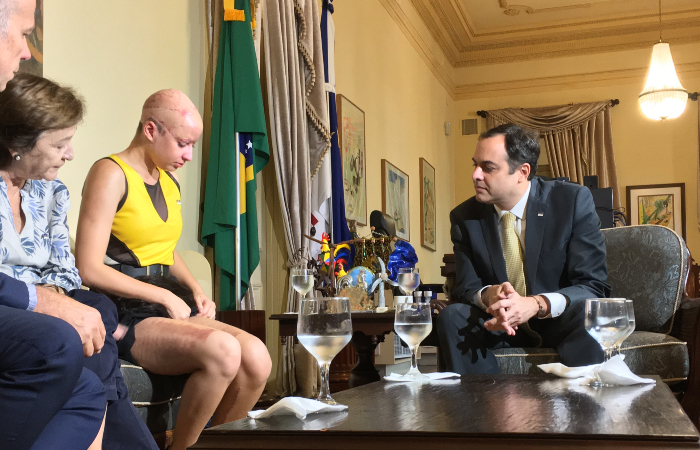 Durante reunião, Débora mostrou suas cicatrizes ao governador Paulo Câmara.