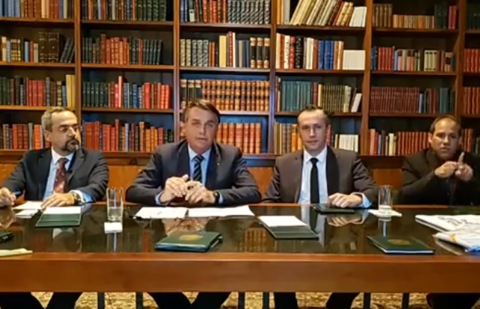 Durante a live, o presidente voltou a defender filtros, recusando porém o termo censura/Foto: Reprodução/Facebook Durante a live, o presidente voltou a defender filtros, recusando porém o termo censura/Foto: Reprodução/Facebook