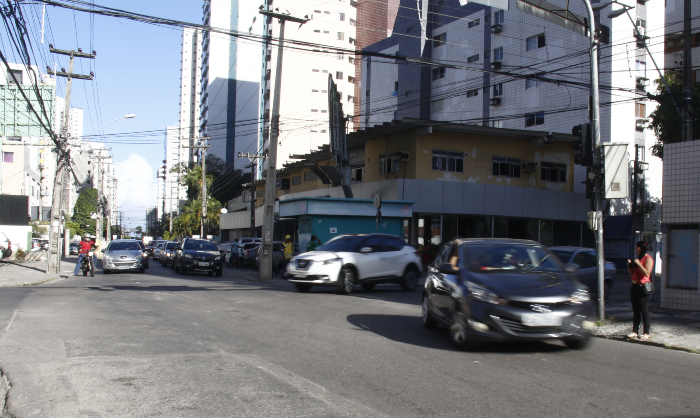 A Emlurb vai executar manutenção na rede de drenagem da Rua Ribeiro de Brito para diminuir os alagamentos na área./Foto: Mandy Oliver/DP. A Emlurb vai executar manutenção na rede de drenagem da Rua Ribeiro de Brito para diminuir os alagamentos na área./Foto: Mandy Oliver/DP.