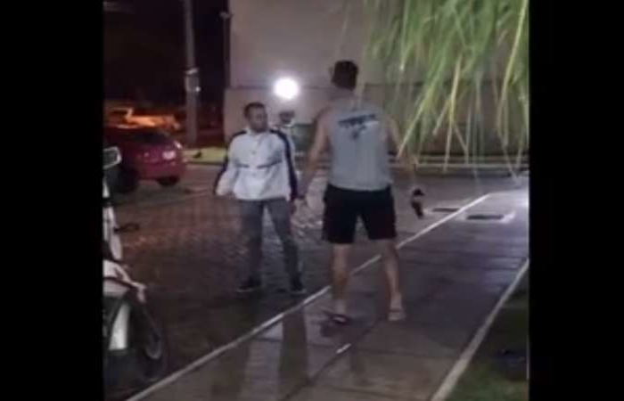 A discussão começou após o motoboy se negar a retirar a moto da frente do prédio da QI 12 de Taguatinga Norte. A ocorrência foi registrada na 12ª Delegacia de Polícia (Taguatinga) pelo próprio PM./Foto: Reprodução/Arquivo Pessoal A discussão começou após o motoboy se negar a retirar a moto da frente do prédio da QI 12 de Taguatinga Norte. A ocorrência foi registrada na 12ª Delegacia de Polícia (Taguatinga) pelo próprio PM./Foto: Reprodução/Arquivo Pessoal