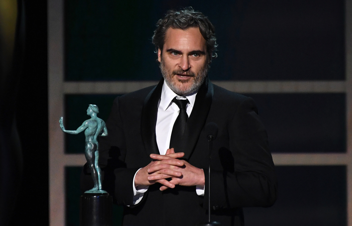 O ator ainda prestou homenagem a Heath Ledge, que interpretou o Coringa em Batman: O Cavaleiro das Trevas/Foto: Robyn Beck/AFP O ator ainda prestou homenagem a Heath Ledge, que interpretou o Coringa em Batman: O Cavaleiro das Trevas/Foto: Robyn Beck/AFP