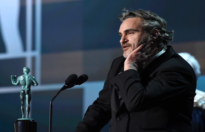 Vencedor da categoria Melhor Ator, Joaquin Phoenix revelou em seu discurso que sempre perdeu papéis para Leonardo DiCaprio/Foto: Dimitrios Kambouris/GETTY IMAGES NORTH AMERICA/AFP Vencedor da categoria Melhor Ator, Joaquin Phoenix revelou em seu discurso que sempre perdeu papéis para Leonardo DiCaprio/Foto: Dimitrios Kambouris/GETTY IMAGES NORTH AMERICA/AFP