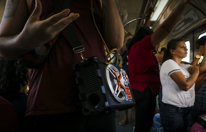 Caixa de som com pendrive no METROC.