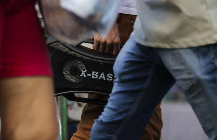 Caixa de som com pendrive no METROC.