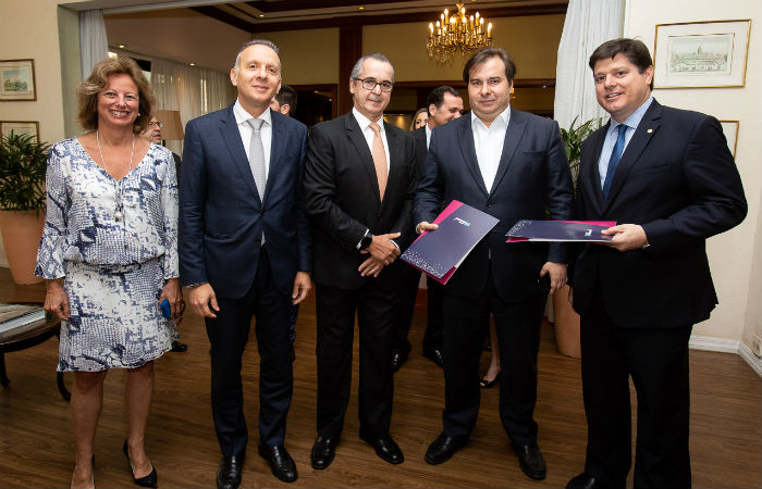 Deborah Vieitas, CEO da Amcham, Deputado Aguinaldo Ribeiro, Luiz Pretti, presidente do Conselho de Administração da Amcham, Rodrigo Maia, presidente da Câmara dos Deputados e Deputado Baleia Rossi/Foto: Mario Miranda/Amcham Deborah Vieitas, CEO da Amcham, Deputado Aguinaldo Ribeiro, Luiz Pretti, presidente do Conselho de Administração da Amcham, Rodrigo Maia, presidente da Câmara dos Deputados e Deputado Baleia Rossi/Foto: Mario Miranda/Amcham