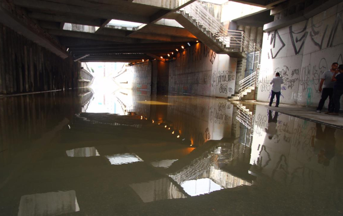 Em dezembro passado, o t&uacute;nel tamb&eacute;m amanheceu alagado./Foto: Peu Ricardo/DP.