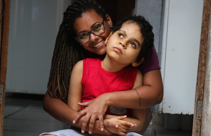Elaine tentou todo tipo de tratamento para o filho, mas só o óleo à base de maconha deu resultados efetivos./Foto: Tarciso Augusto/Esp. DP. Elaine tentou todo tipo de tratamento para o filho, mas só o óleo à base de maconha deu resultados efetivos./Foto: Tarciso Augusto/Esp. DP.