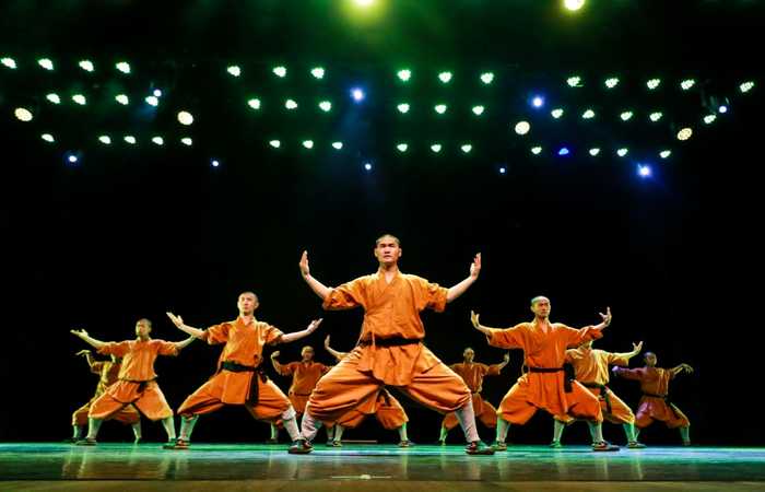 No palco, cerca de 20 artistas chineses revezaram-se em performances de dança./Foto: Bruna Costa/Esp. DP No palco, cerca de 20 artistas chineses revezaram-se em performances de dança./Foto: Bruna Costa/Esp. DP