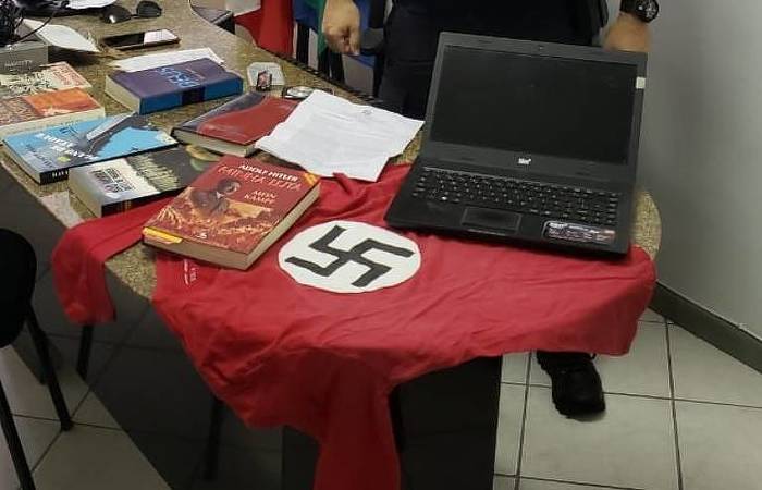 Livros com apologia ao nazismo foram apreendidos na casa de homem que pendurou suástica na janela/Polícia Civil de Santa Catarina/Divulgação Livros com apologia ao nazismo foram apreendidos na casa de homem que pendurou suástica na janela/Polícia Civil de Santa Catarina/Divulgação