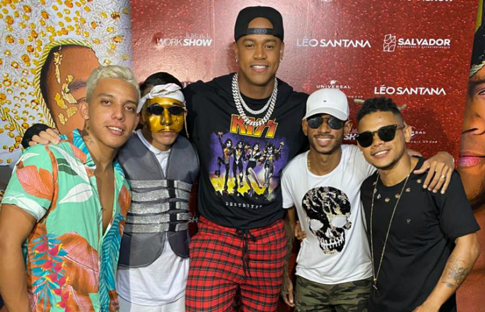 Elvis, MC Anônimo, Léo Santana, Tocha e Felipinho Real no backstage do Baile da Santinha./Foto: Sandro Andrade/Divulgação Elvis, MC Anônimo, Léo Santana, Tocha e Felipinho Real no backstage do Baile da Santinha./Foto: Sandro Andrade/Divulgação