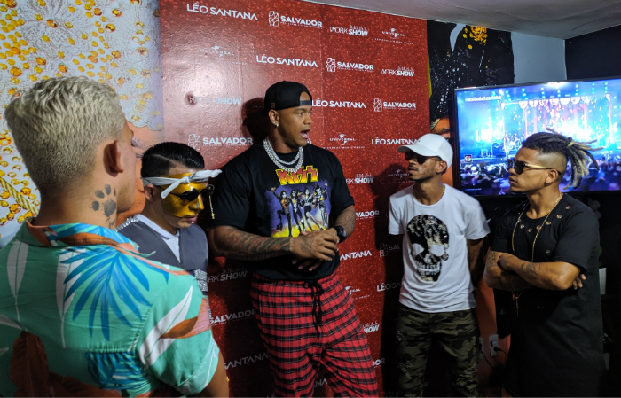 Léo Santana em conversa com MCs.