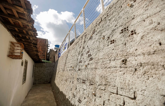 Muro foi construído por moradores com ajuda da Prefeitura do Recife/Foto: Andréa Rêgo Barros/PCR. Muro foi construído por moradores com ajuda da Prefeitura do Recife/Foto: Andréa Rêgo Barros/PCR.