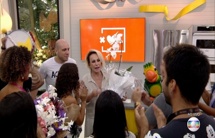 Os integrantes da produ&ccedil;&atilde;o apoiaram a apresentadora com gritos de "Vamos l&aacute;, guerreira"/Foto: Rede Globo/Reprodu&ccedil;&atilde;o