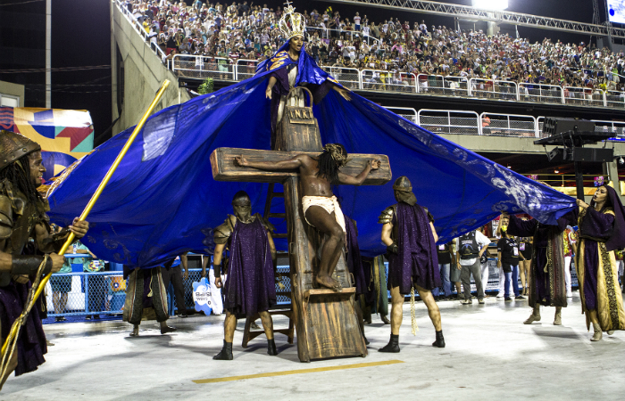 Cristo Negro da comiss&atilde;o de frente na Est&aacute;cio de S&aacute;./Foto: Divulga&ccedil;&atilde;o