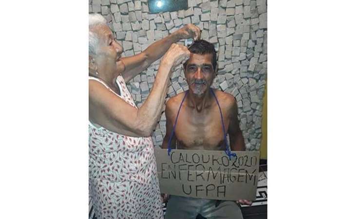 A imagem que viralizou: Alcyr tem o cabelo raspado pela mãe, de 90 anos/Foto: Reprodução/ Facebook A imagem que viralizou: Alcyr tem o cabelo raspado pela mãe, de 90 anos/Foto: Reprodução/ Facebook