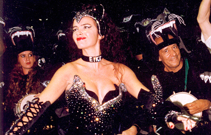 Luma de Oliveira causou polêmica em 1998 ao desfilar no Carnaval com uma coleira com o nome de seu então companheiro, Eike Batista./Foto: Otávio Magalhães/Estadão Conteúdo/AE.
