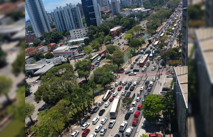 Retenção está próxima do viaduto da Agamenon Magalhães sob a João de Barros./Foto: Cortesia/WhatsApp. Retenção está próxima do viaduto da Agamenon Magalhães sob a João de Barros./Foto: Cortesia/WhatsApp.