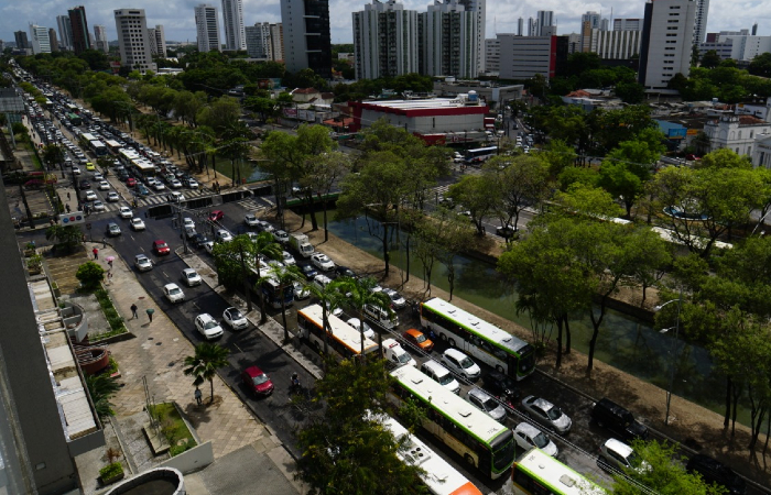 Tráfego no sentido Olinda/Boa Viagem da Agamenon está travado