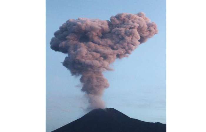 O Monte Merapi, na Indonésia, um dos vulcões mais ativos do mundo, irrompeu quando lava vermelha e derretida fluiu da cratera e arrotou nuvens de cinza/Foto: RANTO KRESEK / AFP O Monte Merapi, na Indonésia, um dos vulcões mais ativos do mundo, irrompeu quando lava vermelha e derretida fluiu da cratera e arrotou nuvens de cinza/Foto: RANTO KRESEK / AFP