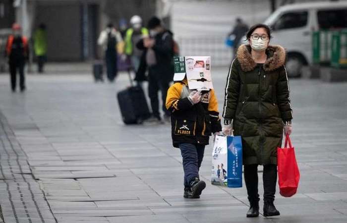 Menino com caixa na cabeça para se proteger do COVID-19, em Xangai: nova metodologia de diagnóstico permitirá tratamento mais cedo/Foto: AFP / NOEL CELIS