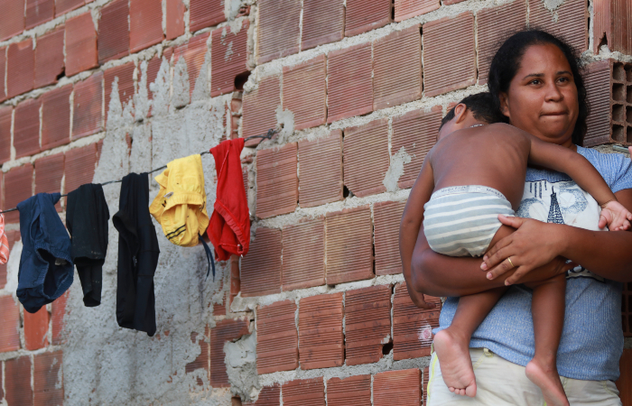 Moradora da Muribeca, Gilvânia Brasiliano já teve que recusar trabalho por não ter onde deixar o filho, Vlademir./Foto: Bruna Costa/Esp. DP. Moradora da Muribeca, Gilvânia Brasiliano já teve que recusar trabalho por não ter onde deixar o filho, Vlademir./Foto: Bruna Costa/Esp. DP.