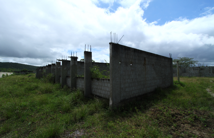 Além de abandonada, Nova Escola Pirituba, em Vitória de Santo Antão, virou estábulo.