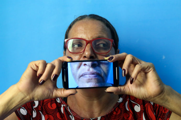 Ivaneide Silva, 51 anos, usa o recurso de áudio do WhatsApp para se comunicar./Foto: Leandro de Santana/Esp. DP Ivaneide Silva, 51 anos, usa o recurso de áudio do WhatsApp para se comunicar./Foto: Leandro de Santana/Esp. DP