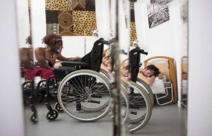 Cindy Keita, 37 anos, paraplégica desde o nascimento, posou para o trabalho Cadeira de Rodas, da série Ajutila, do fotógrafo Hormoz./Foto: Hormoz/Série Ajutila/Divulgação Cindy Keita, 37 anos, paraplégica desde o nascimento, posou para o trabalho Cadeira de Rodas, da série Ajutila, do fotógrafo Hormoz./Foto: Hormoz/Série Ajutila/Divulgação