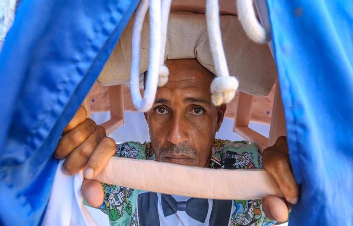 "Eu só vou parar de carregar o boneco quando eu morrer", afirma./Foto: Leandro de Santana/Esp.DP