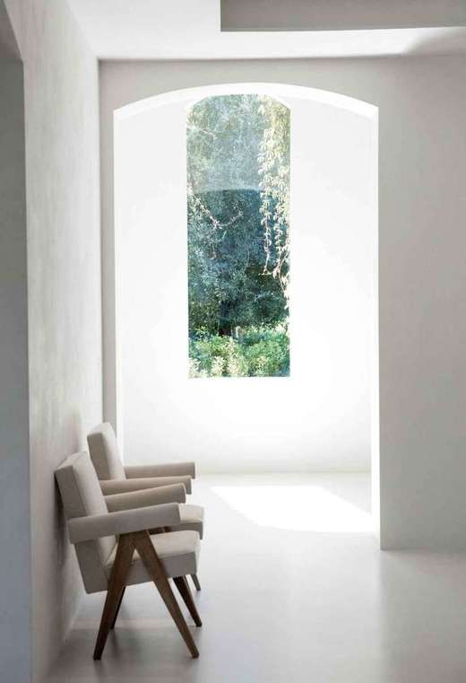 A sala com janela: em projetos mais minimalistas, elementos naturais são muito utilizados