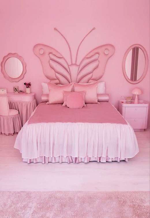 O quarto rosa: diferente do restante dos cômodos, o quarto da filha do casal, North West, é completamente rosa. Referência revisita estilo marcante do início dos anos 2000