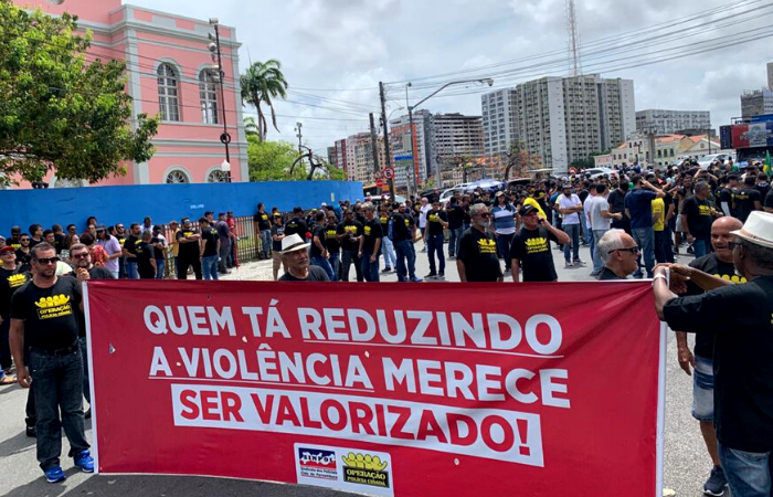 Cerca de mil policiais civis do estado participaram de ato nesta terça./Foto: Thays Martins/Esp. DP