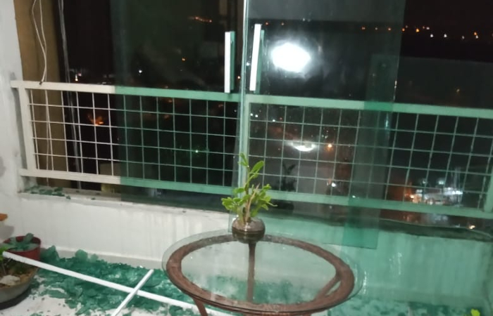 Vento e chuva estilhaçaram vidraça de casa na Caxangá.