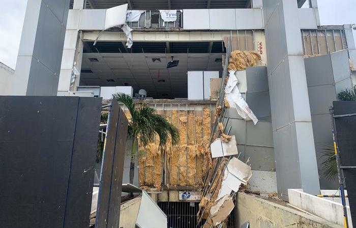 Fachada da agência da Caixa Econômica, localizada na Avenida Getúlio Vargas, em Olinda, foi destruída